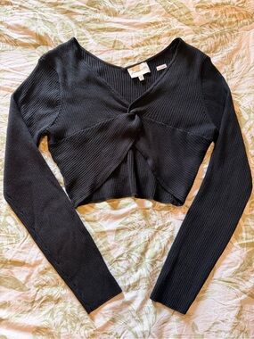 Freshman Black Ribbed Twist-Front Long-Sleeve Crop Top